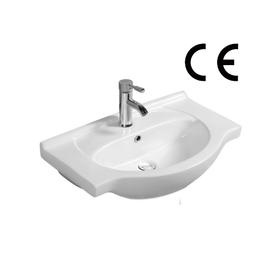 Quels sont les avantages d'utiliser des lavabos en céramique dans la conception de salle de bain par rapport à d'autres matériaux ?