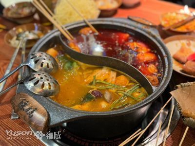 Célébration de Thanksgiving dans les délices épicés des brochettes de fondue de Chongqing